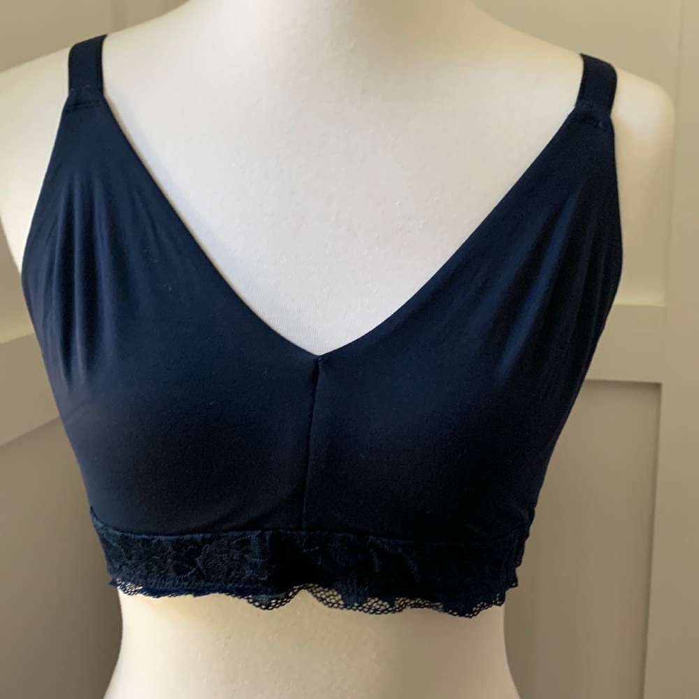 Soma BNWOT style is the embraceable wireless UL lace bra. Size is large & navy